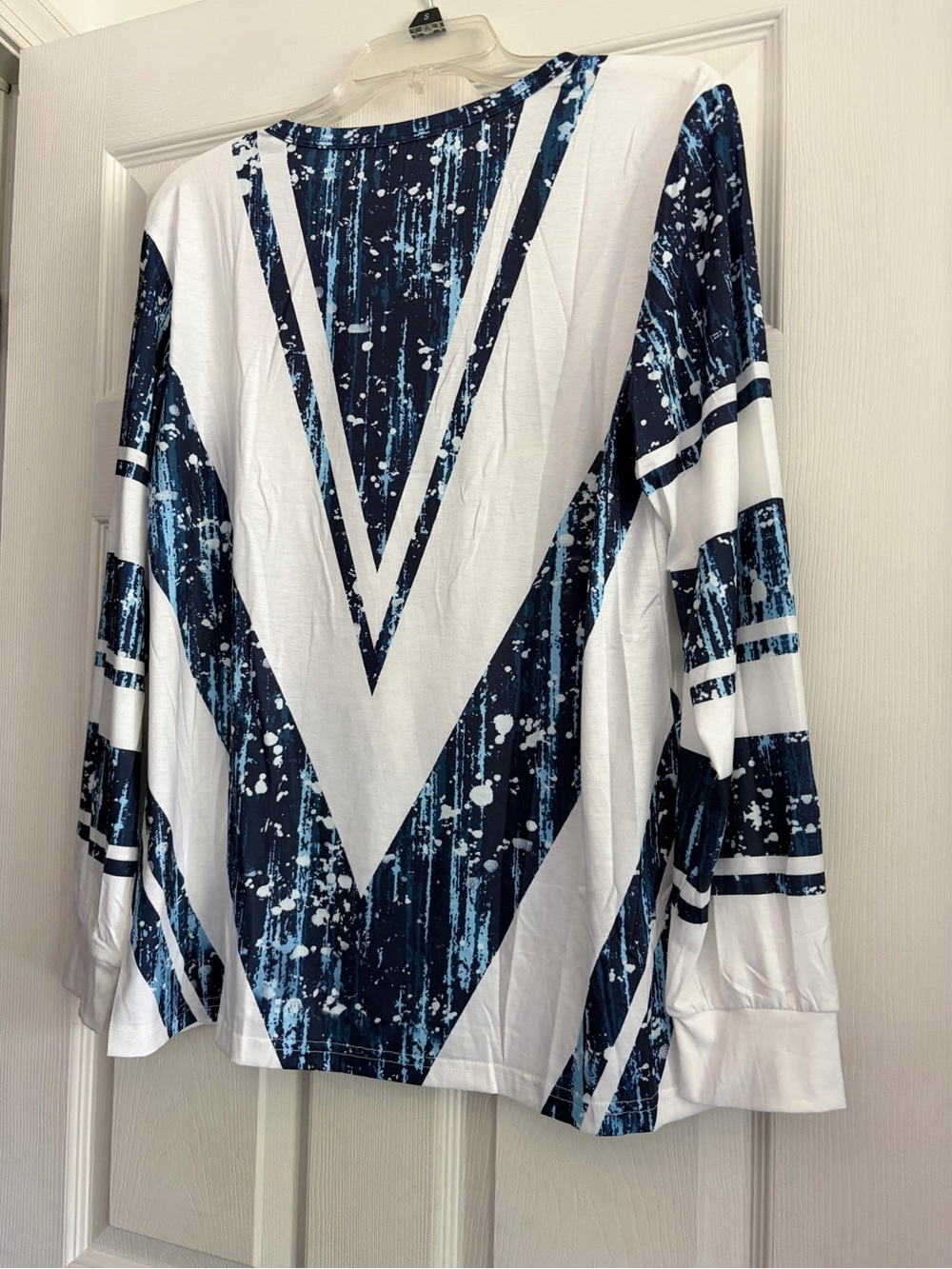 Source Unknown Navy & White Long Sleeve Geometric Splash Top - Picture 2 of 5